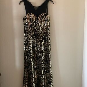 Formal occasions long sleeveless black and gold lace dress